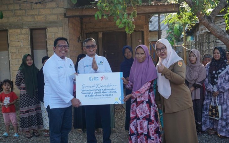 Senior Manager Operasi Sistem PLN UIP3B Kalimantan, Taslim; Manager PLN UP2B Kalimantan, Mukti Irawan dan Sekretaris Kelurahan Cempaka,
