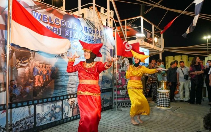 Tari Badinding Sumatera Barat di geladak KRI Bima Suci