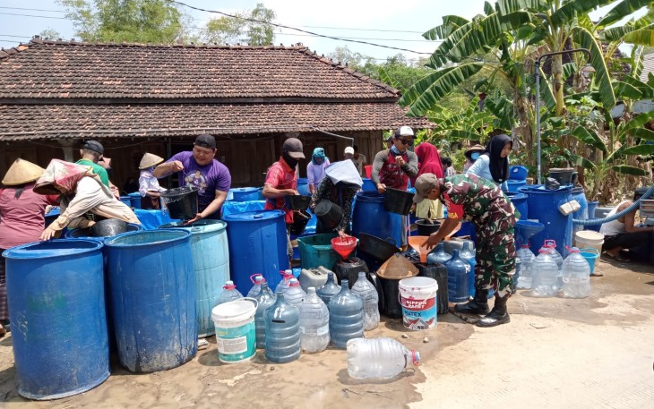 Pendistribusian air bersih di wilayah Pati yang dilanda kekeringan