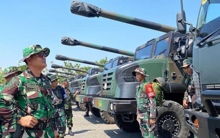 Danmenarmed 2 Kostrad Kolonel Arm Joko Setiyo Kurniawan saat pengecekan kesiapan prajuritnya dalam UST Rai Yonarmed 12 Kostrad di Ngawi, Rabu (30/9)
