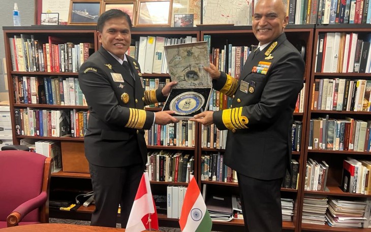 Kasal Laksamana TNI Muhammad Ali saat menerima cenderamata 