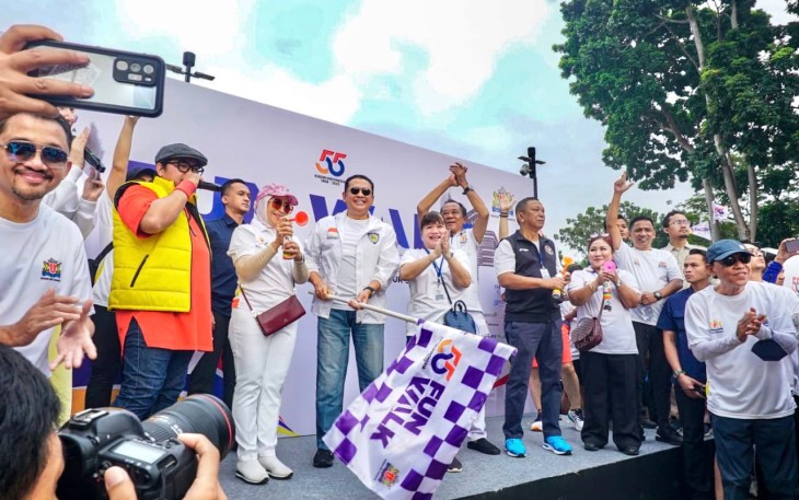 Bamsoet saat melepas peserta fun walk di Jakarta, Minggu (24/9)