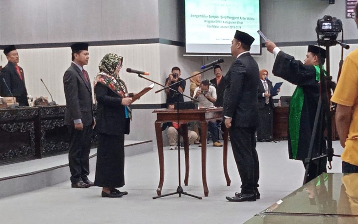 Fredy Agung Kurniawan Saat Diambil Sumpah/Janji Jabatan oleh Pimpinan DPRD Kabupaten Blitar di Forum Rapat Paripurna DPRD Kabupaten Blitar