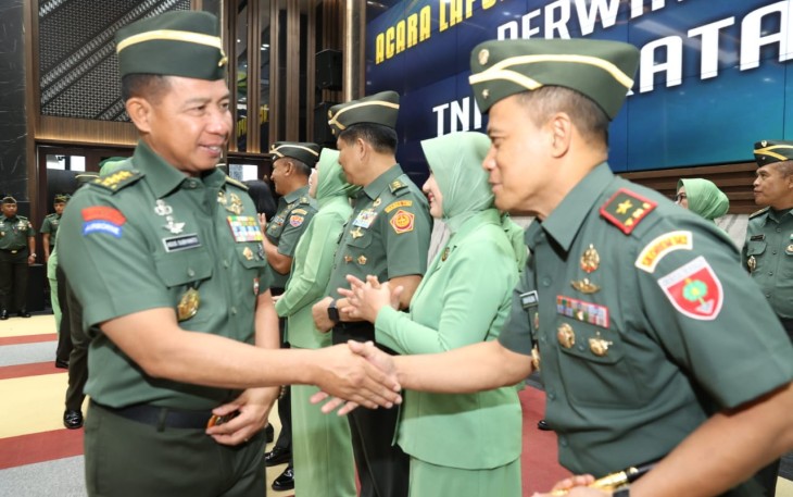 Wakasad Letjen TNI Agus Subiyanto saat memberikan ucapan selamat kenaikan pangkat, Senin (25/9)
