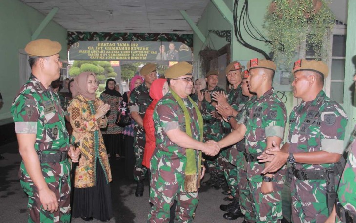 Danpussenarmed Mayjen TNI Yudhy Chandra Jaya bersalaman dengan prajuritnya di Menarmed 2 Putra Yudha, Senin (25/9)