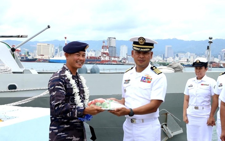 Komandan KRI SPR-628 Kolonel Laut (P) Didik Kusyanto saat menerima karangan bunga di Cebu Filipina, Minggu (24/9)