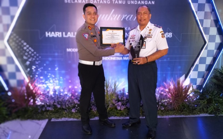 Kadishub Kota Blitar Juari (kanan) Terima Penghargaan Juara 1 Kawasan Tertib Lalulintas dari Polda Jatim