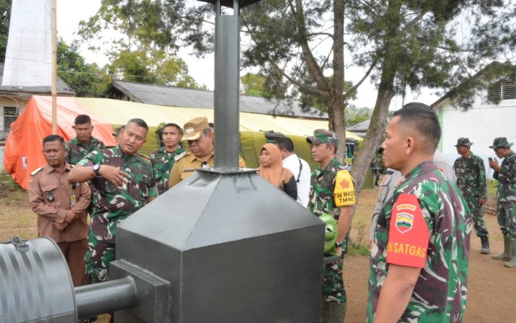 Danrem 023/KS Kolonel Inf Lukman Hakim saat memberikan pemaparan di lokasi TMMD, Selasa (26/9)
