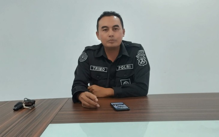 Kasi Humas Polres Batu Ipda Trimo, S.H saat tengah memberikan keterangan rilis terkait dengan bayi yang di buang