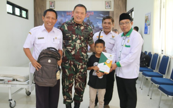 Dandim 0803/Madiun Letkol Inf Meina Helmi saat bakti sosial kesehatan, Rabu (27/9)