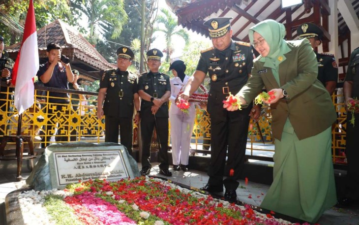 Pangdam V Brawijaya Mayjen TNI Farid Makruf saat ziarah dan tabur bunga di makam Presiden RI ke-4, Jombang, Rabu (27/9)