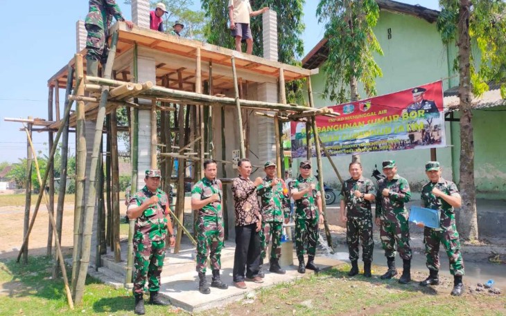Dandim 0803/Madiun Letkol Inf Meina Helmi tinjau pengerjaan sumur bor, Kamis (28/9)