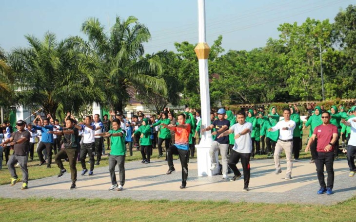 Olahraga bersama di lapangan kantor Bupati Balangan, Jum'at (29/9)