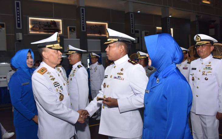 Upacara kenaikan pangkat di Koarmada II