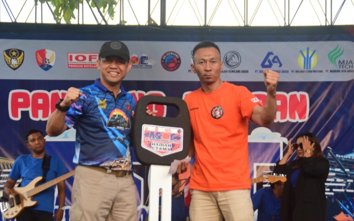 Danlanud Adi Soemarmo Marsma TNI Ridha Hermawan saat memberikan hadiah pemenang, Minggu (1/10)