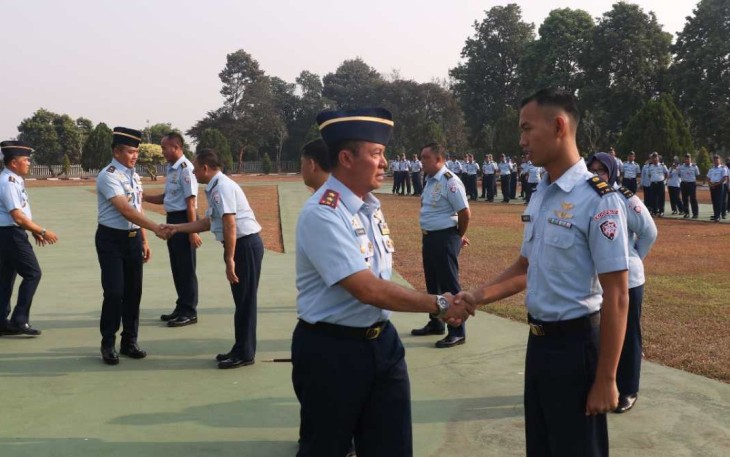 Pangkoopsud I Marsda TNI Bambang Gunarto saat memberikan ucapan selamat kenaikan pangkat prajuritnya, Senin (2/10)