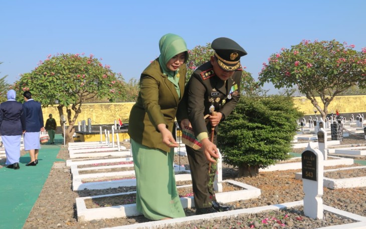 Dandim 0803/Madiun Letkol Inf Meina Helmi saat ziarah dan tabur bunga di TMP Kota Madiun, Rabu (4/10)
