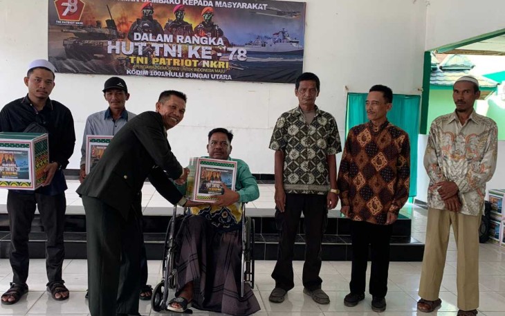 Pasiops Kodim 1001/HSU-BLG Kapten Arm Supiandi saat menyerahkan bantuan paket sembako, Kamis (5/10)