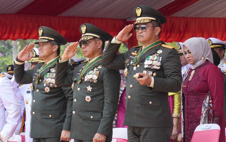 Pangkostrad Letjen TNI Maruli Simanjuntak (kanan) saat upacara HUT Ke-78 TNI di Jakarta, Kamis (5/10)