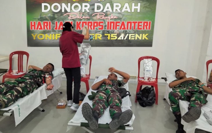 Donor darah prajurit Yonif Raider 754/ENK