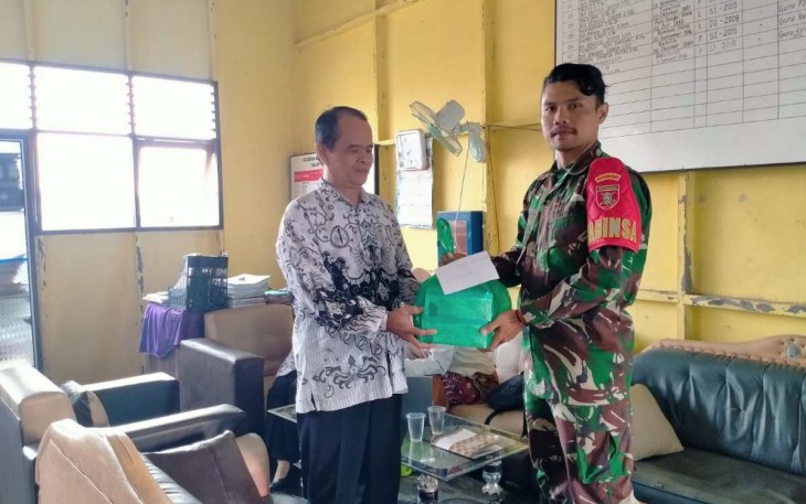 Danramil 1001-11/Danau Panggang Bagikan Masker Ke Sekolah