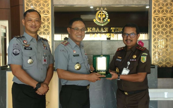 Kakanwil Kumham Banten Dodot Adikoeswanto saat memberikan cenderamata Kajati Banten, Senin (9/10)