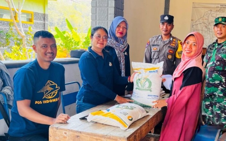 Penyaluran bantuan pangan di wilayah desa binaan 
