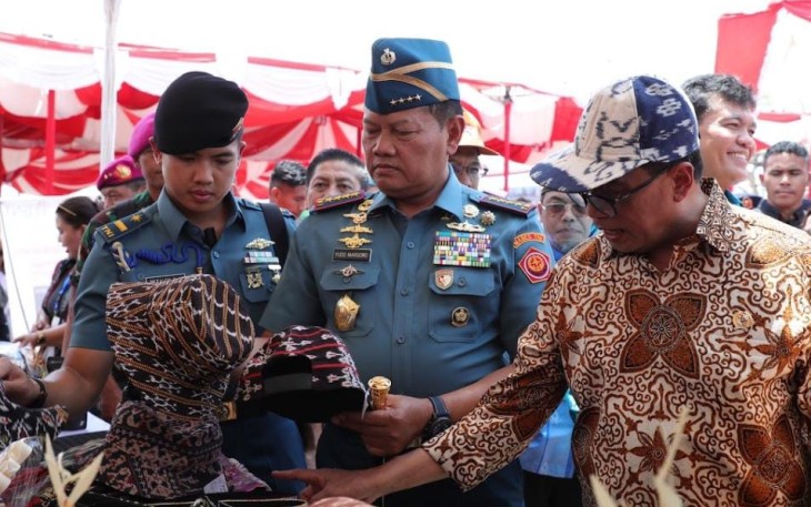 Menhub RI Budi Karya Sumadi bersama Panglima TNI Laksamana TNI Yudo Margono saat menghadiri puncak Hari Maritim Nasional ke-59 tahun 2023, yang diselenggarakan di Markas Komando Pangkalan Utama TNI Angkatan Laut (Lantamal) VII Kupang.