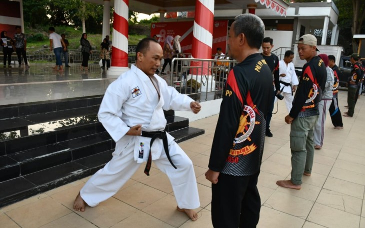 Pj Gubernur Sulbar Prof Zudan Arif Fakrulloh saat melatih karate