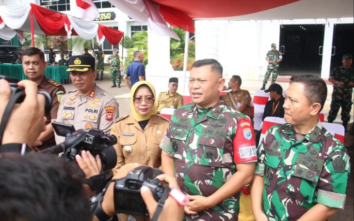 Danrem 121/Abw Brigjen TNI Luqman Arief saat mberikan keterangan pers