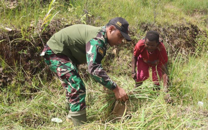 Kerja bakti bersihkan lingkungan bersama warga