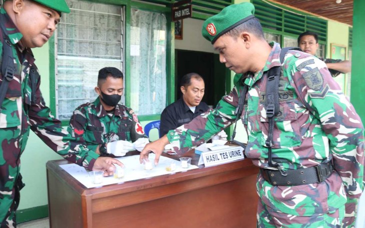 Pemeriksaan urine prajurit Kodim 1001/HSU-BLG, Selasa (17/10)