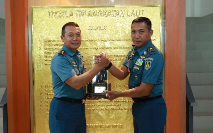 Pangkoarmada III Laksamana Muda TNI Rachmad Jayadi saat memberikan cenderamata 
