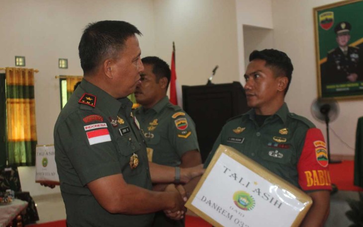 Danrem 033/WP Brigjen TNI Jimmy Watuseke saat memberikan tali asih kepada prajuritnya di Kodim 0318/Natuna, Rabu, (18/10)