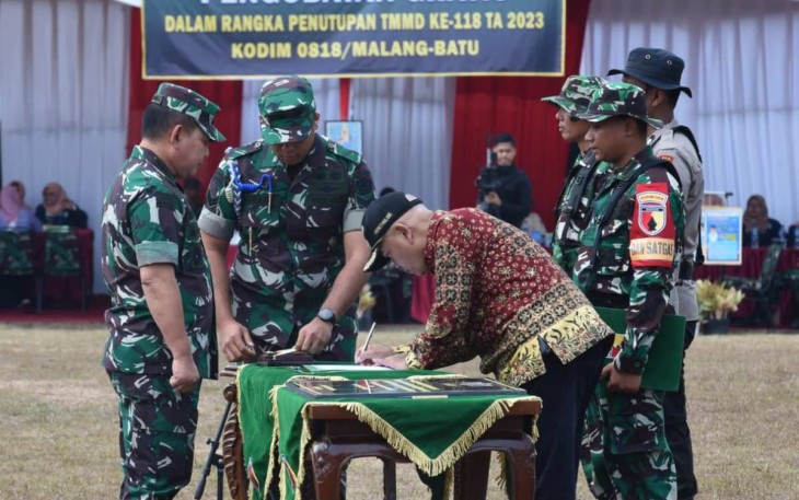 Kasad Jenderal TNI Dudung Abdurachman saat penandatanganan serah terima hasil TMMD ke 118 Kodim 0818/Malang Batu, Kamis (19/10)