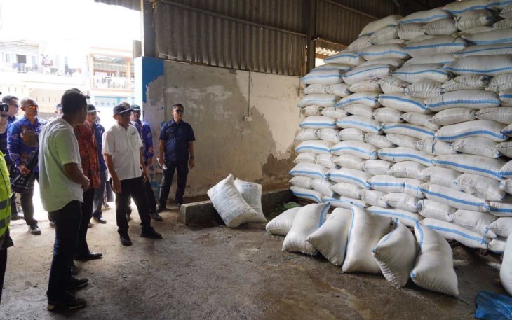 MenkopUKM Teten Masduki saat mengunjungi rumah produksi bersama garam di Kabupaten Pangkep, Makassar, Kamis (19/10)