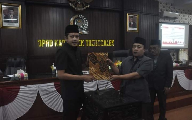 Wakil Bupati Trenggalek, Syah Muhamad Natanegara, saat mengikuti sidang paripurna di DPRD Kabupaten Trenggalek, Jum'at (20/10/2023)