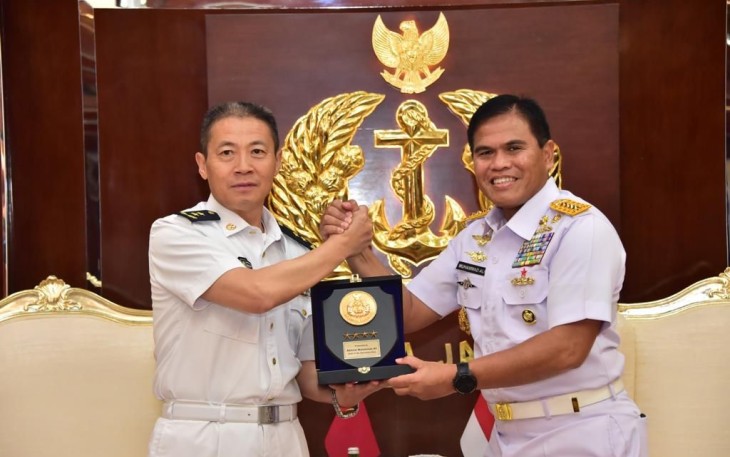 Kasal Laksamana TNI Muhammad Ali saat menerima cenderamata Delegasi Tentara China South Theater Command, Kamis (19/10)