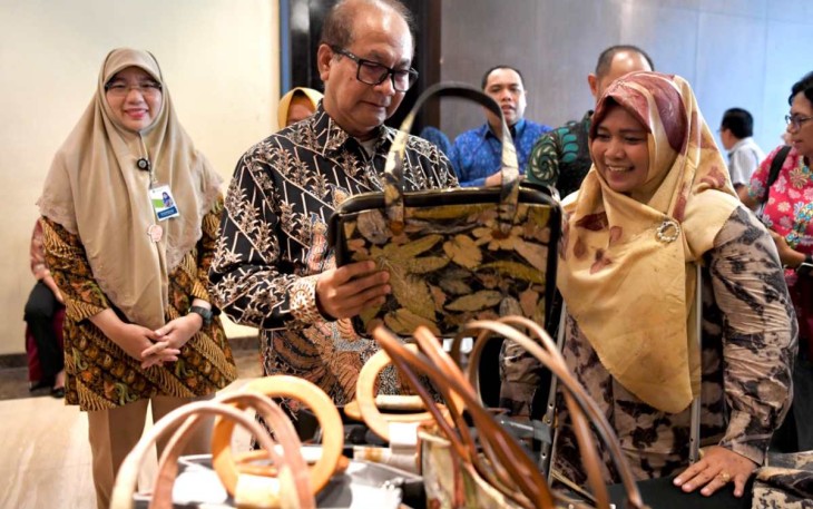 SeskemenkopUKM Arif Rahman Hakim saat meninjau hasil produk UMKM di Kota Ternate, Provinsi Maluku Utara, Jum'at (20/10)
