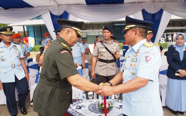Kapoksahli Kodam XIV/Hasanuddin Brigjen TNI Heri Sutrisma saat memberikan ucapan selamat pelantikan Danlanud Hasanuddin, Senin (23/10)