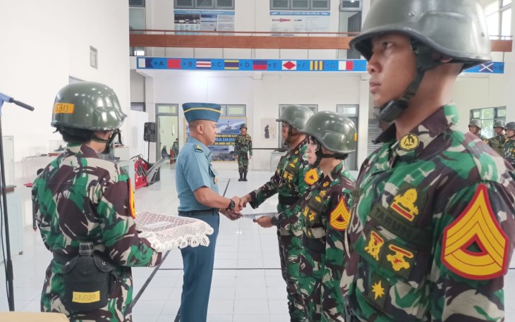 Kadeppel AAL Berikan Reward Kepada Taruna AAL Korps Pelaut Berprestasi