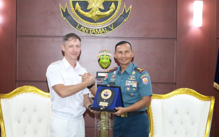 Danlantamal V Sambut Kunjungan Angkatan Laut Rusia 