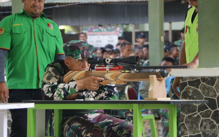 Danyonif 751/VJS Mayor Inf Erwan Harliantoro saat membuka lomba menembak, Jum'at (27/10)
