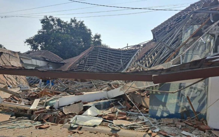 Gedung pelayanan kantor Imigrasi Kelas II TPI Cilegon yang ambruk