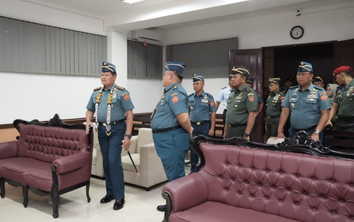  Panglima TNI Laksamana TNI Yudo Margono didampingi Asops Panglima TNI Mayjen TNI Muhammad Nur Rahmad, Aslog Panglima TNI Laksda TNI Budi Sulistyo, M.Tr. Opsla, CHRMP., dan Kapuspen TNI Laksda TNI Julius Widjojono saat Kunker ke Pengadilan Militer I-07 dan Oditurat Militer IV-16 Balikpapan Kalimantan Timur, Kamis (2/11/2023).