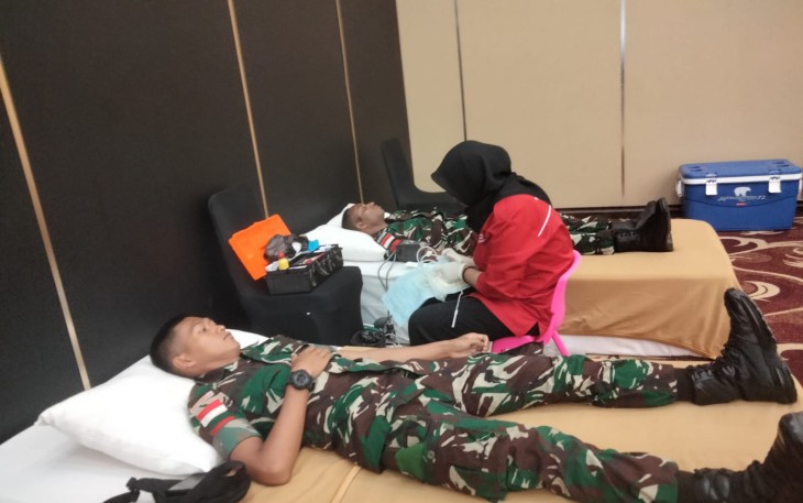 Donor darah prajurit satgas Yonif 310/KK di hotel Horison Abepura, Jayapura, Selasa (7/11)