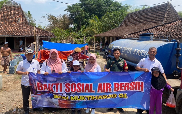 Perwakilan SDN 01 Muktiharjo saat droping air di Desa Mencon 