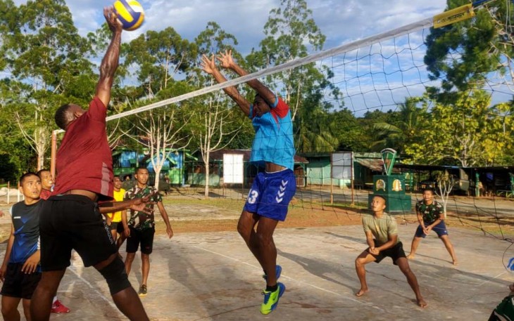 Olahraga bersama prajurit Satgas Yonif 111/KB, Rabu (8/11)