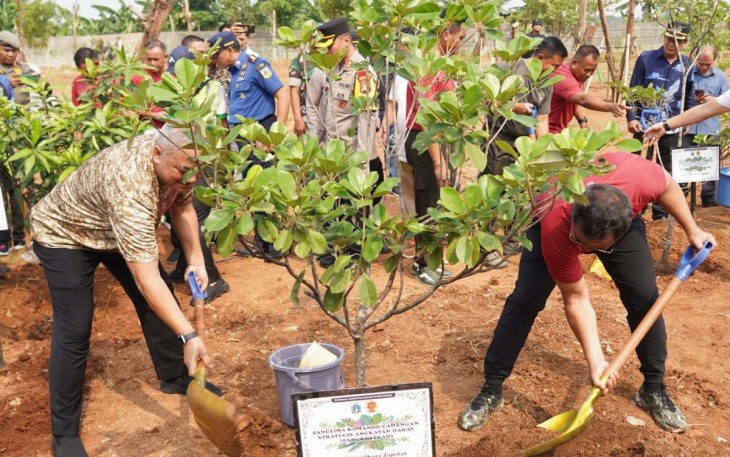 Pangkostrad Letjen TNI Maruli Simanjuntak (kanan) saat tanam pohon di lahan tidur Kamal Botanical Garden Jakarta Barat, Kamis (9/11)
