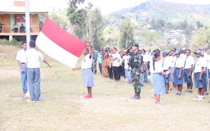 Upacara peringatan hari Pahlawan di SMA Negeri 1 Sugapa, Kabupaten Intan Jaya, Papua Tengah, Jum'at (10/11)